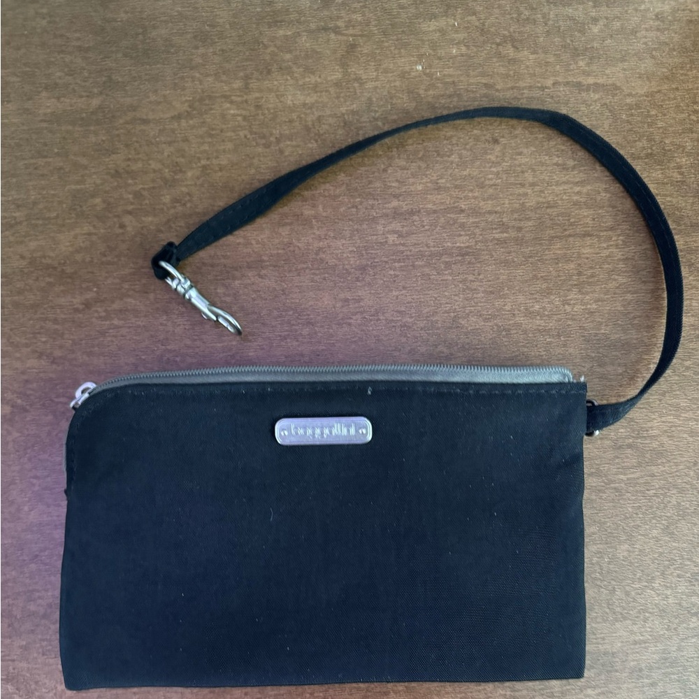 Baggallini phone RFID wristlet. NEW